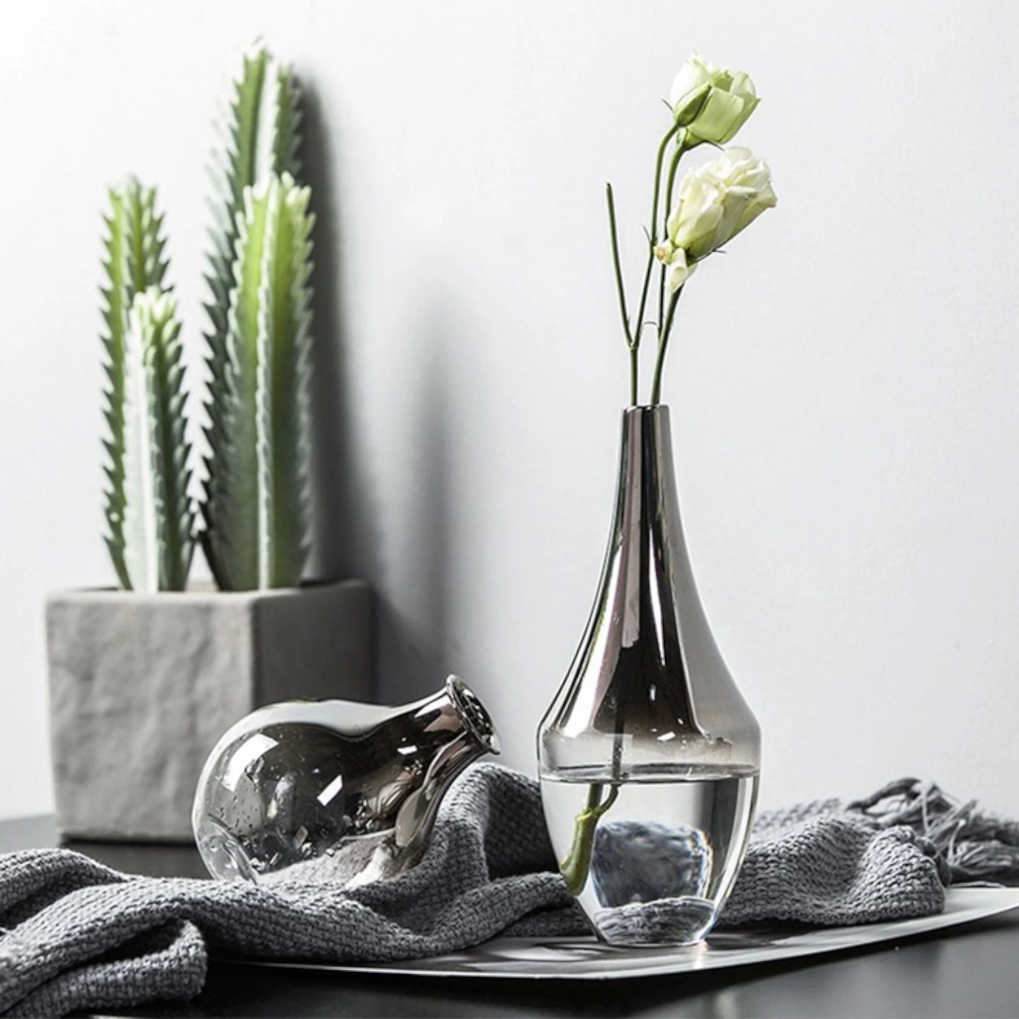 Regal Bouquet Vase - Image 3