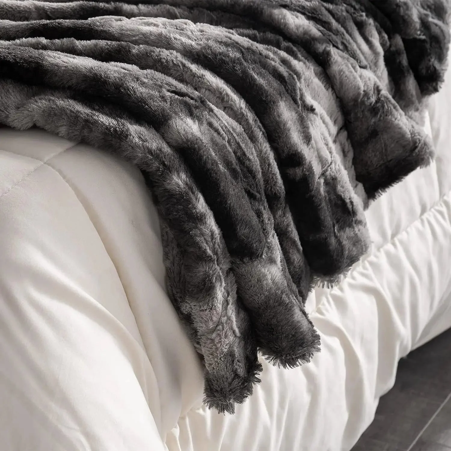 Jeanne Fur Blanket - Image 6